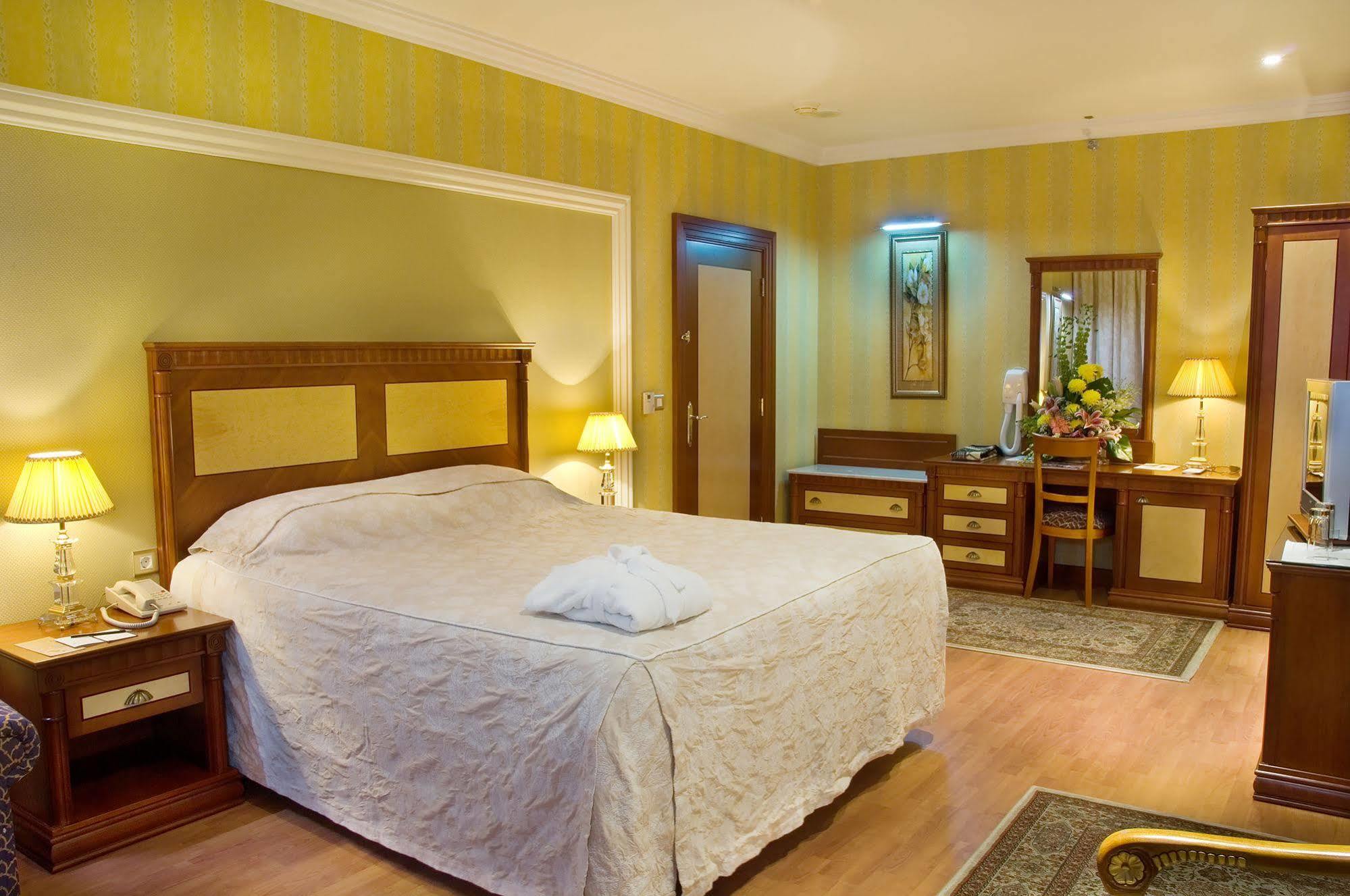 Le Meridien Medina Exterior photo A room at the hotel